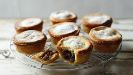 paul_hollywoods_mince_04604_16x9